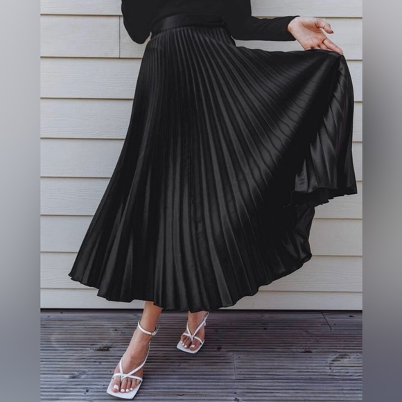 Black Pleated Flowy MIDI Skirt - Picture 2 of 5